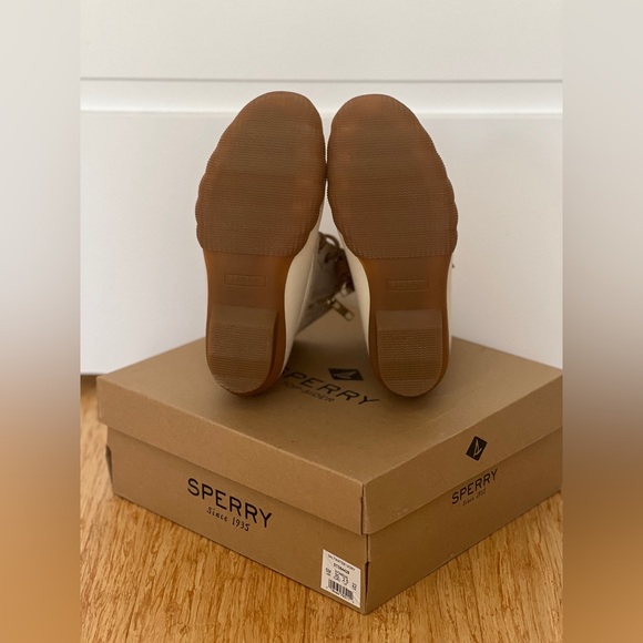 New In Box Sperry Saltwater Ivory Duck Boots, Size 5 - Picture 2 of 7